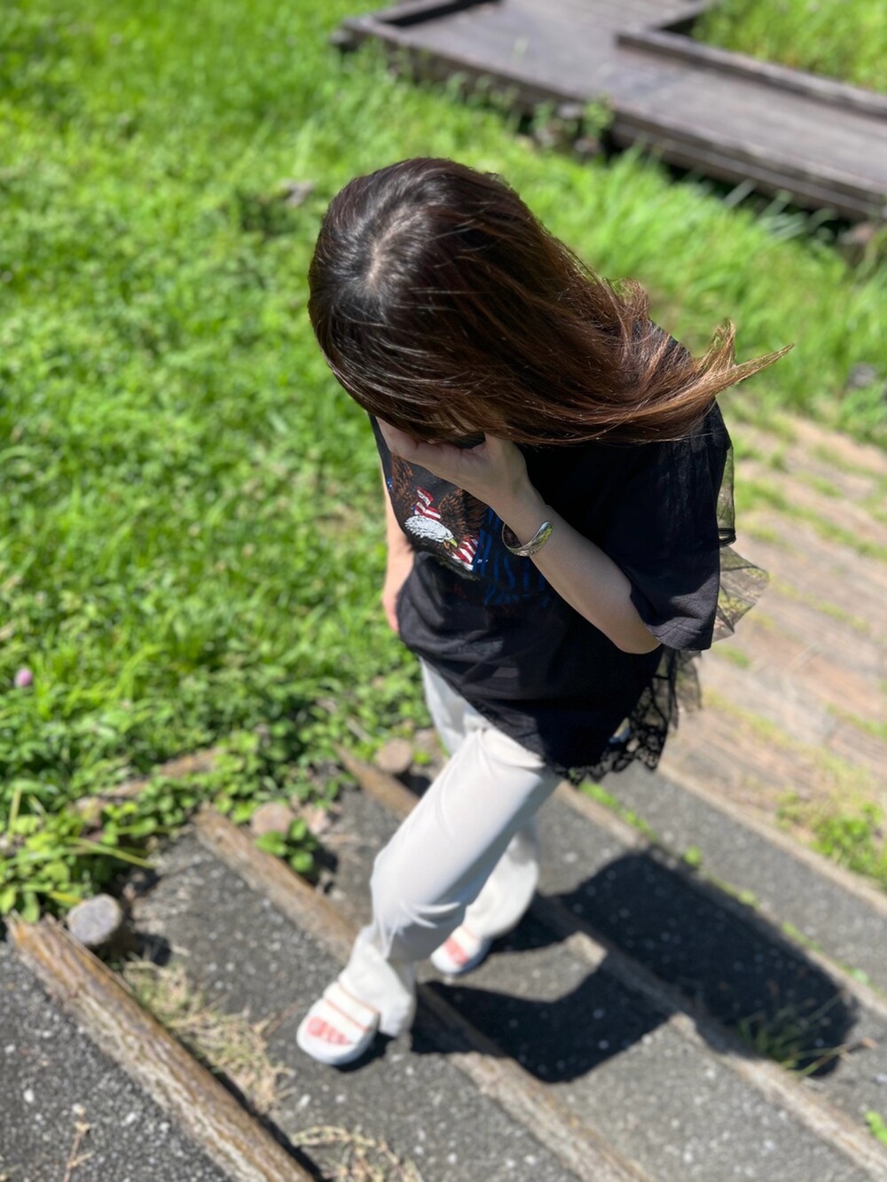 その他のTシャツ/カットソー、ホワイト系のその他パンツ、ホワイト系のサンダルを着用したレディースの秋コーディネートの2枚目の写真