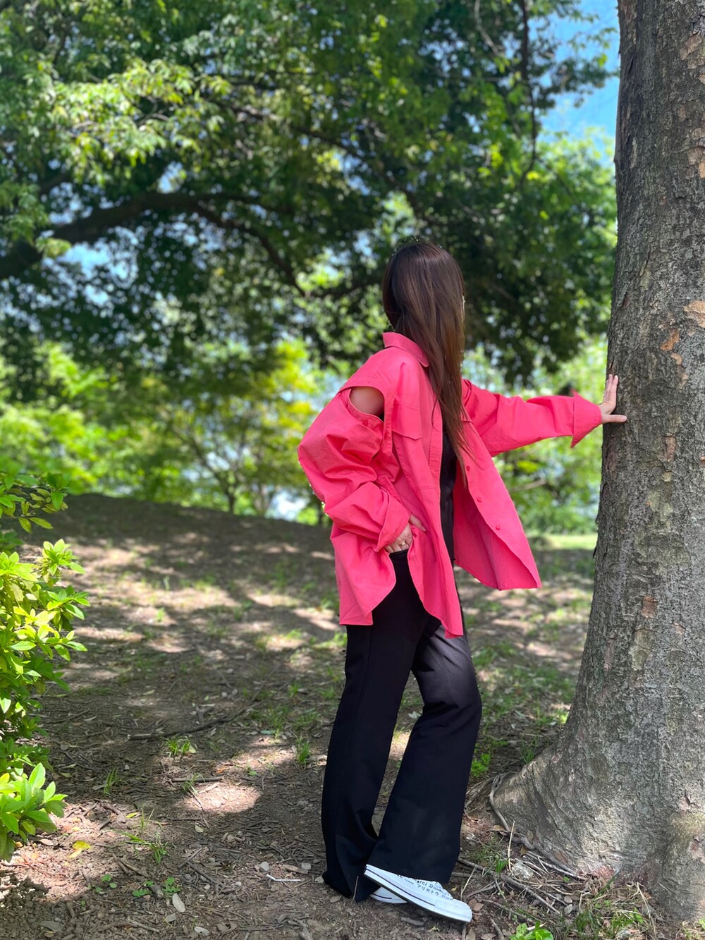 ピンク系のシャツ/ブラウス、ブラック系のその他パンツ、ホワイト系のスニーカーを着用したレディースの春コーディネートの2枚目の写真