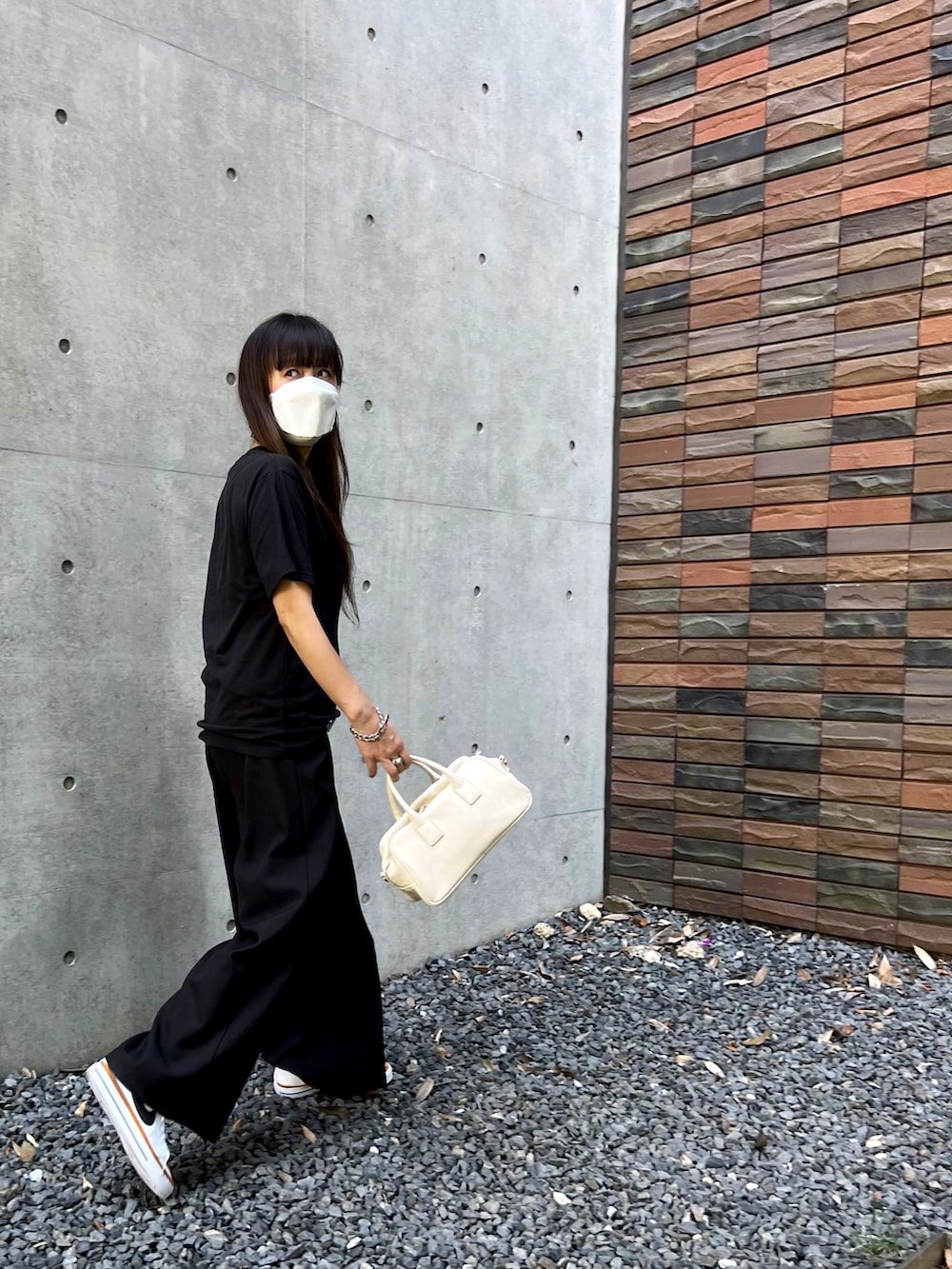 ブラック系のTシャツ/カットソー、ブラック系のその他パンツ、ホワイト系のショルダーバッグを着用したレディースの夏コーディネートの2枚目の写真
