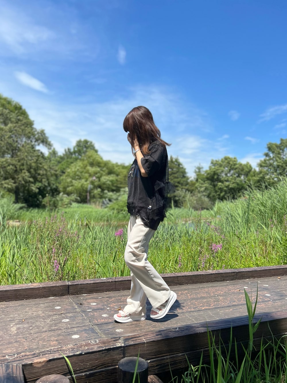 その他のTシャツ/カットソー、ホワイト系のその他パンツ、ホワイト系のサンダルを着用したレディースの秋コーディネートの4枚目の写真