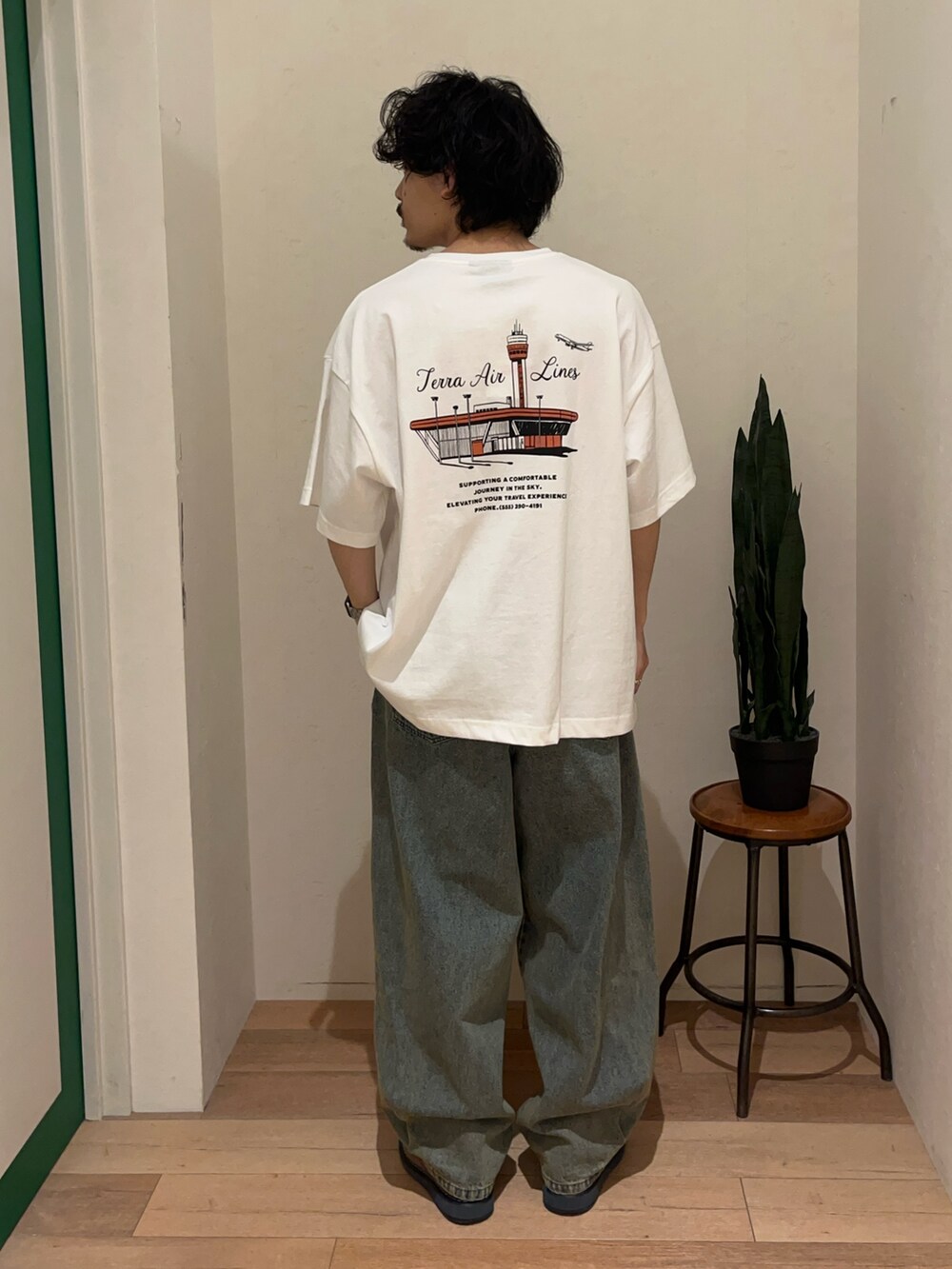 ホワイト系のTシャツ/カットソー、ブルー系のデニムパンツを着用したメンズの春コーディネートの2枚目の写真