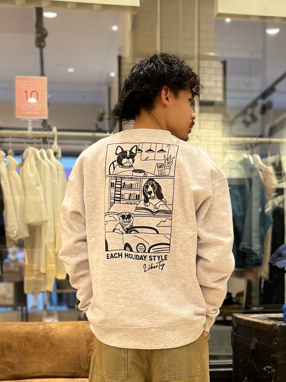 グレー系のスウェット、ベージュ系のカーゴパンツを着用したメンズの冬コーディネートの3枚目の写真