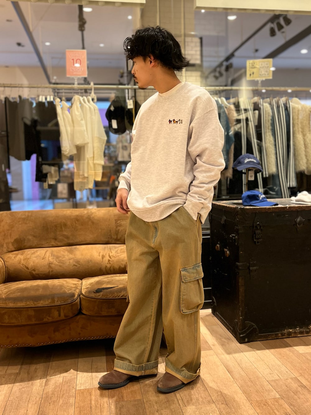 グレー系のスウェット、ベージュ系のカーゴパンツを着用したメンズの冬コーディネートの2枚目の写真