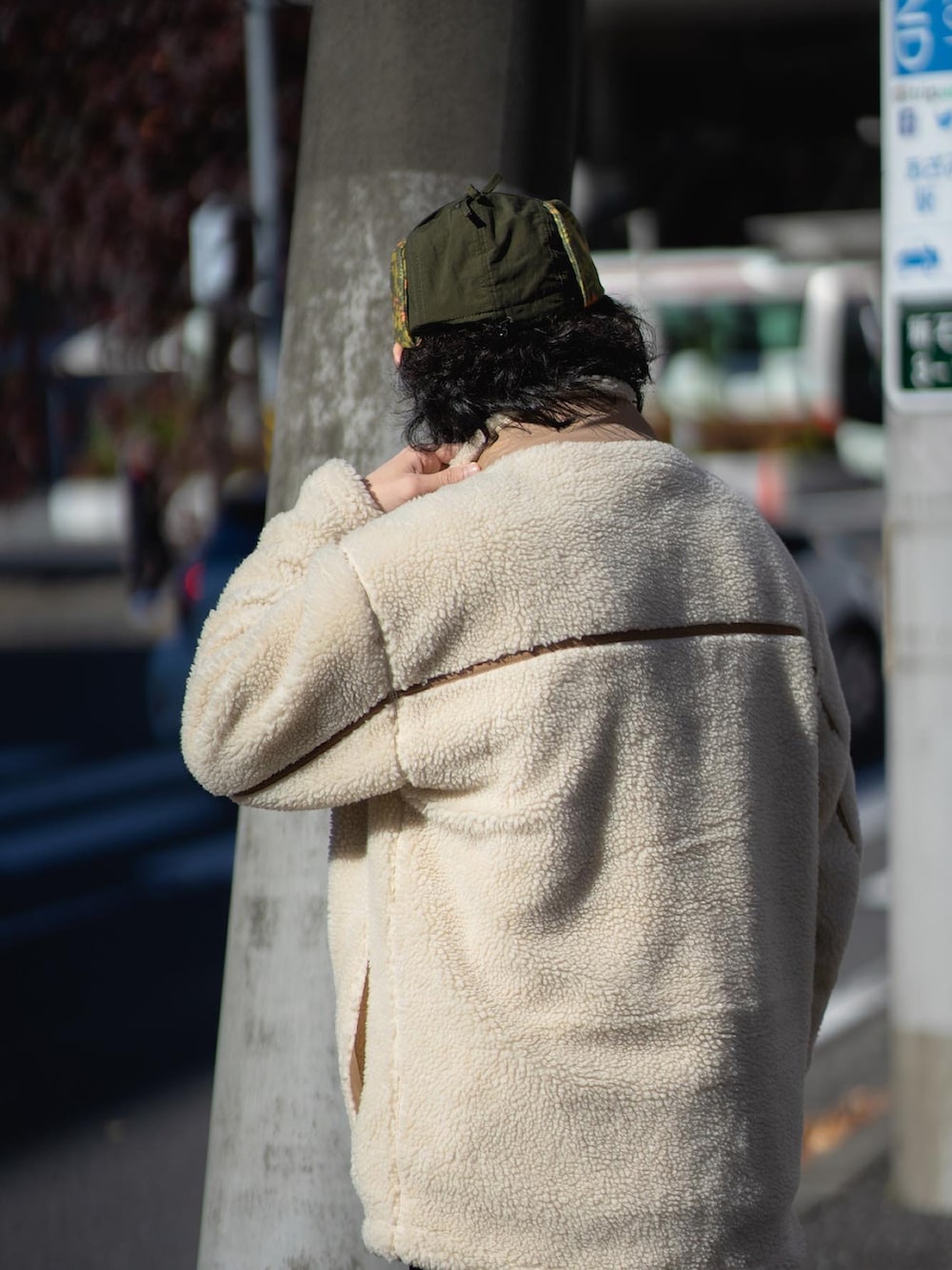 ホワイト系のブルゾンを着用したメンズの秋コーディネートの2枚目の写真