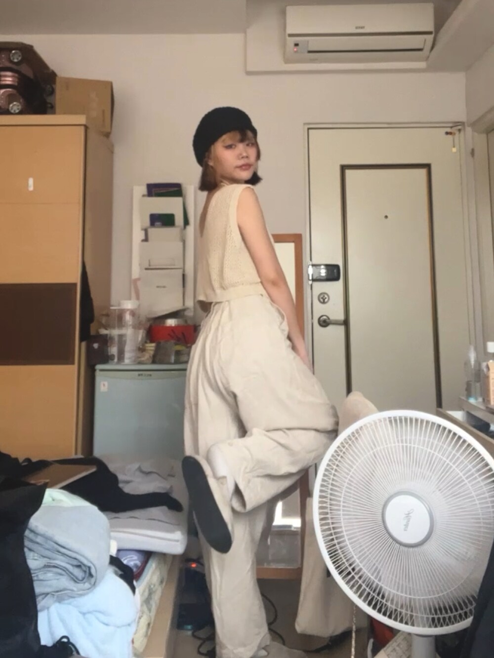 ベージュ系のパンツを着用したレディースの夏コーディネートの2枚目の写真