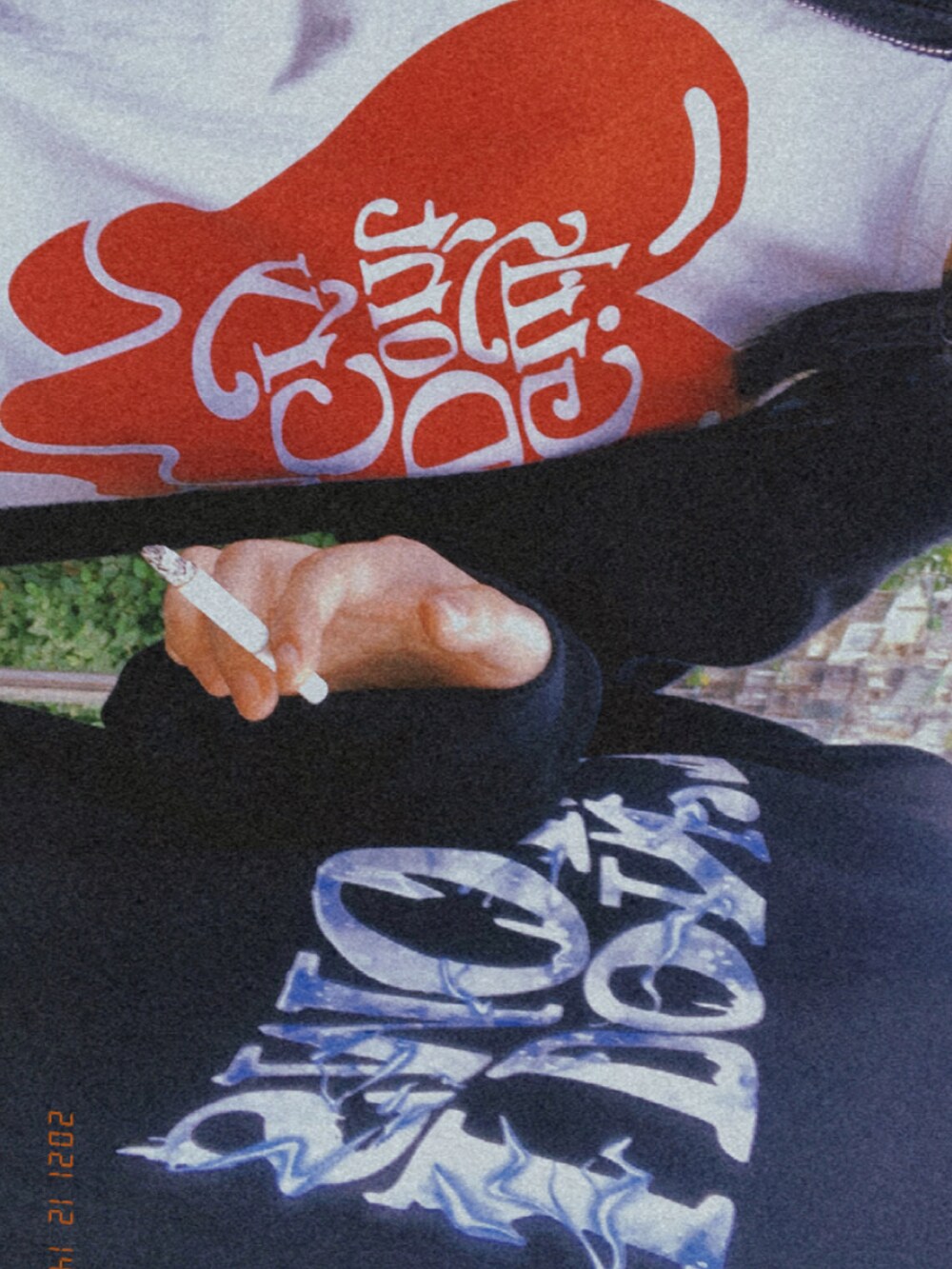 ブラック系のスニーカー、ブルー系のスラックス、レッド系のスニーカーを着用したレディースの冬コーディネートの2枚目の写真