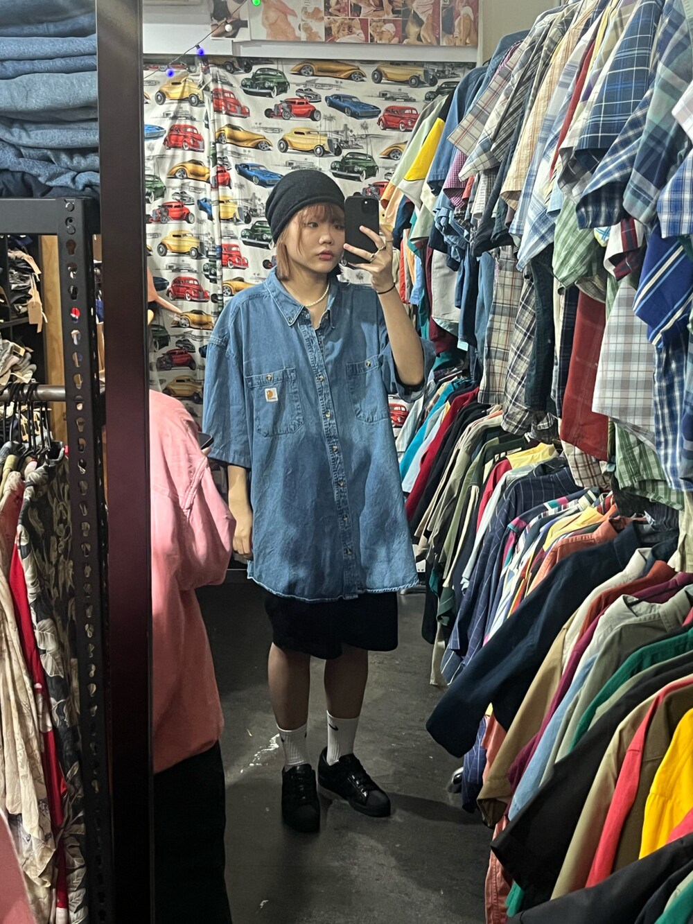 その他のジャケット/アウター、ブラック系のカーゴパンツ、ブラック系のスニーカーを着用したレディースの夏コーディネートの2枚目の写真