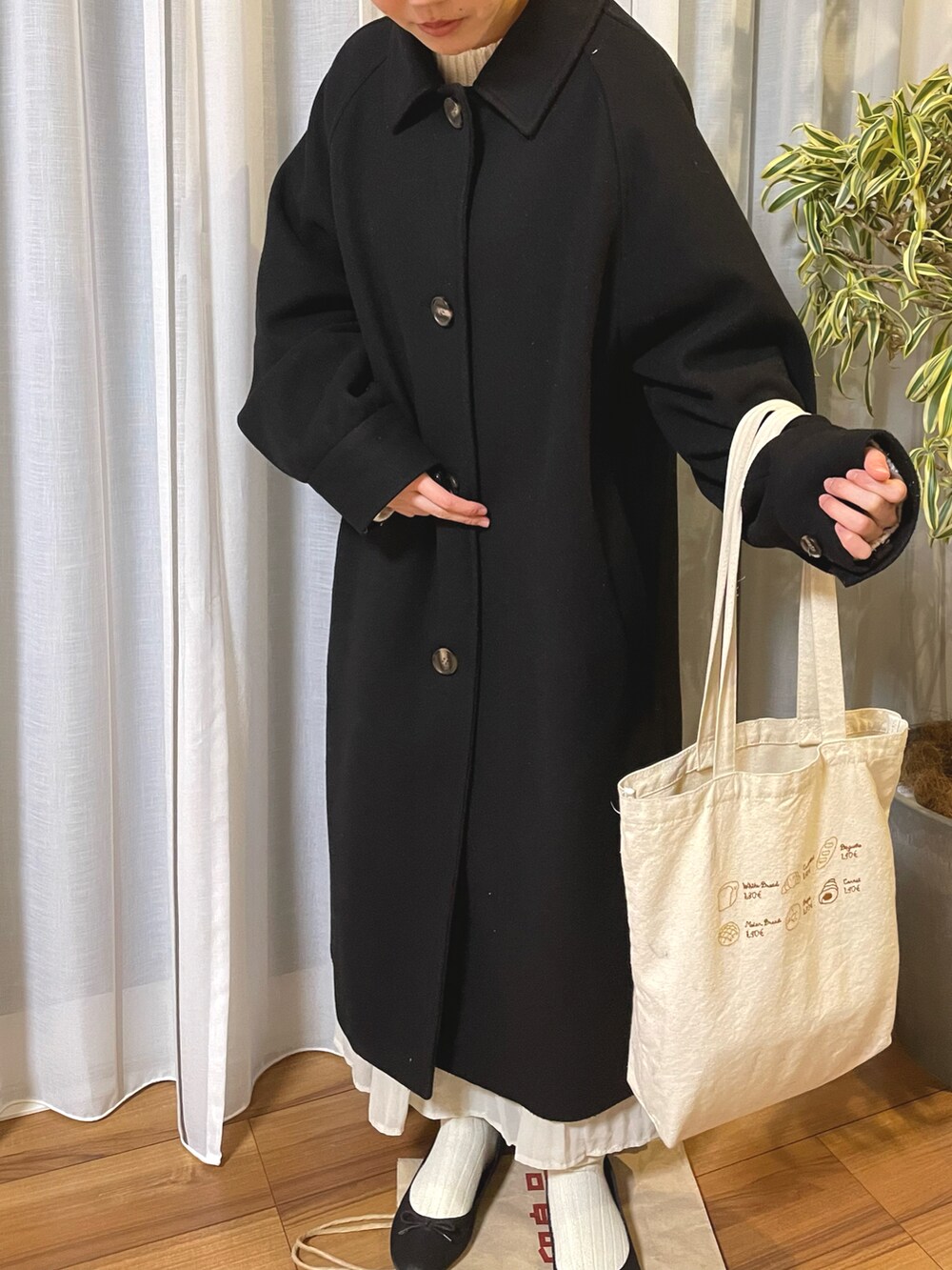 「大人カジュアル、モノトーン、低身長、ロングコート、ロングスカート、トートバッグ、白ニット、バレエシューズ、Heather」｜「HeatherのWOOLYTECHステンカラーコート　923061（ステンカラーコート、ブラック系）」を使った、きよしま  りあさん（レディース・151cm）の冬コーディネートの2枚目の写真