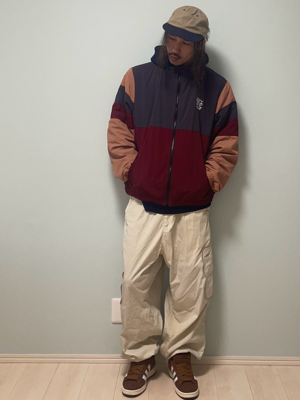 ブルー系のパーカー、ブラウン系のジャケット/アウター、ホワイト系のパンツを着用したメンズの冬コーディネートの2枚目の写真