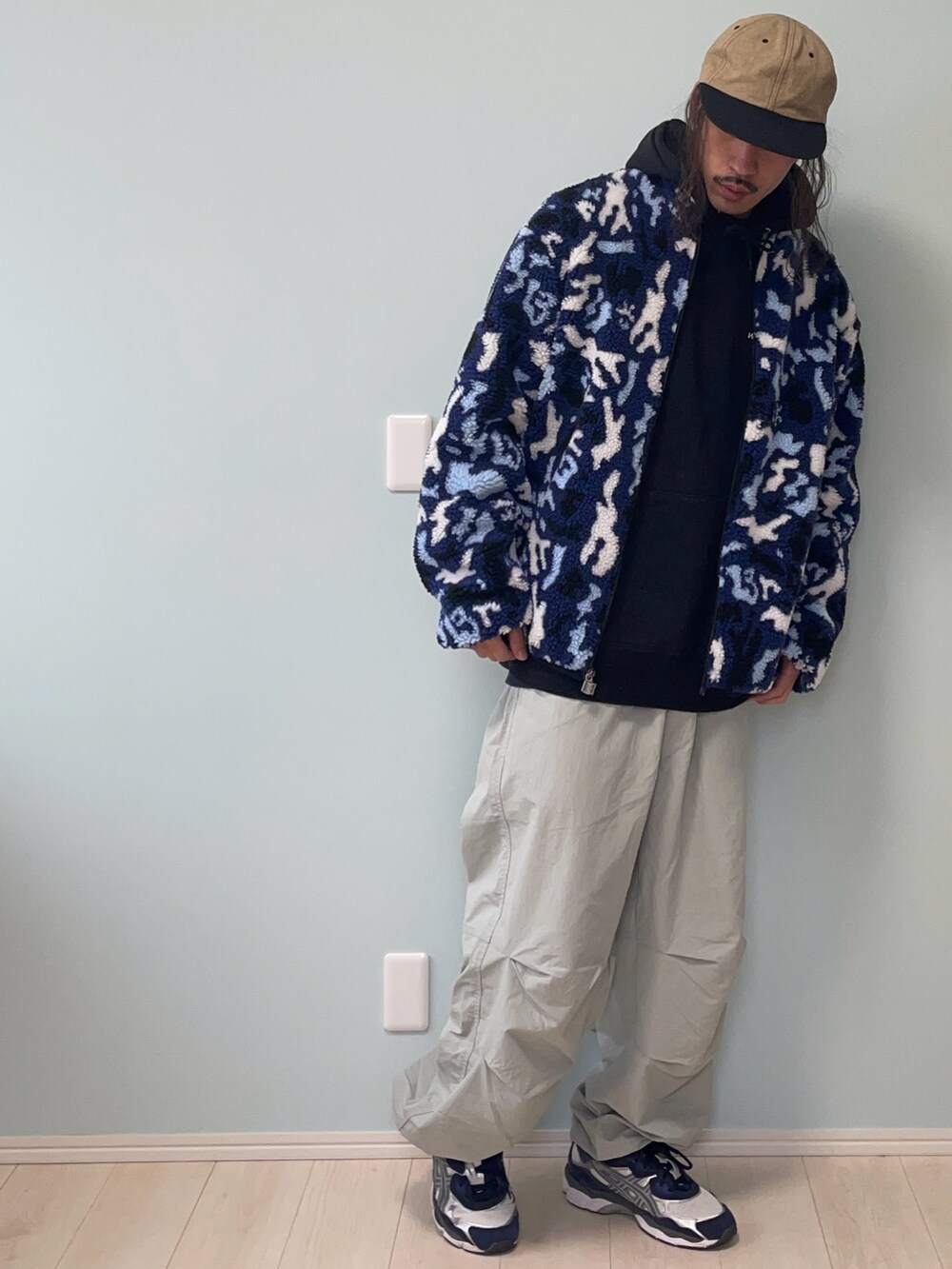 ブルー系のジャケット/アウター、グレー系のパンツ、ブルー系のシューズを着用したメンズの冬コーディネートの2枚目の写真