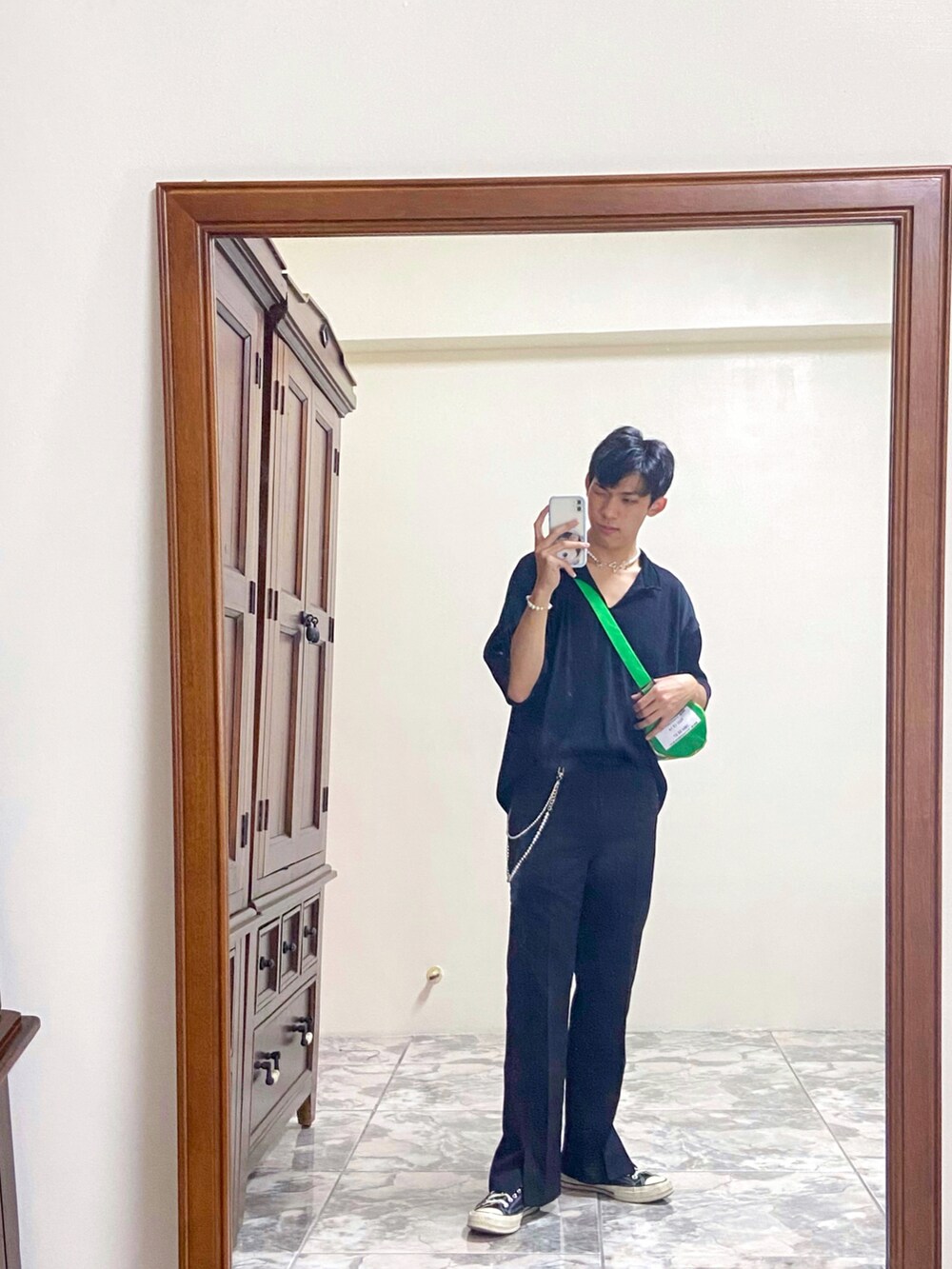 ブラック系のシューズを着用したメンズの秋コーディネートの3枚目の写真