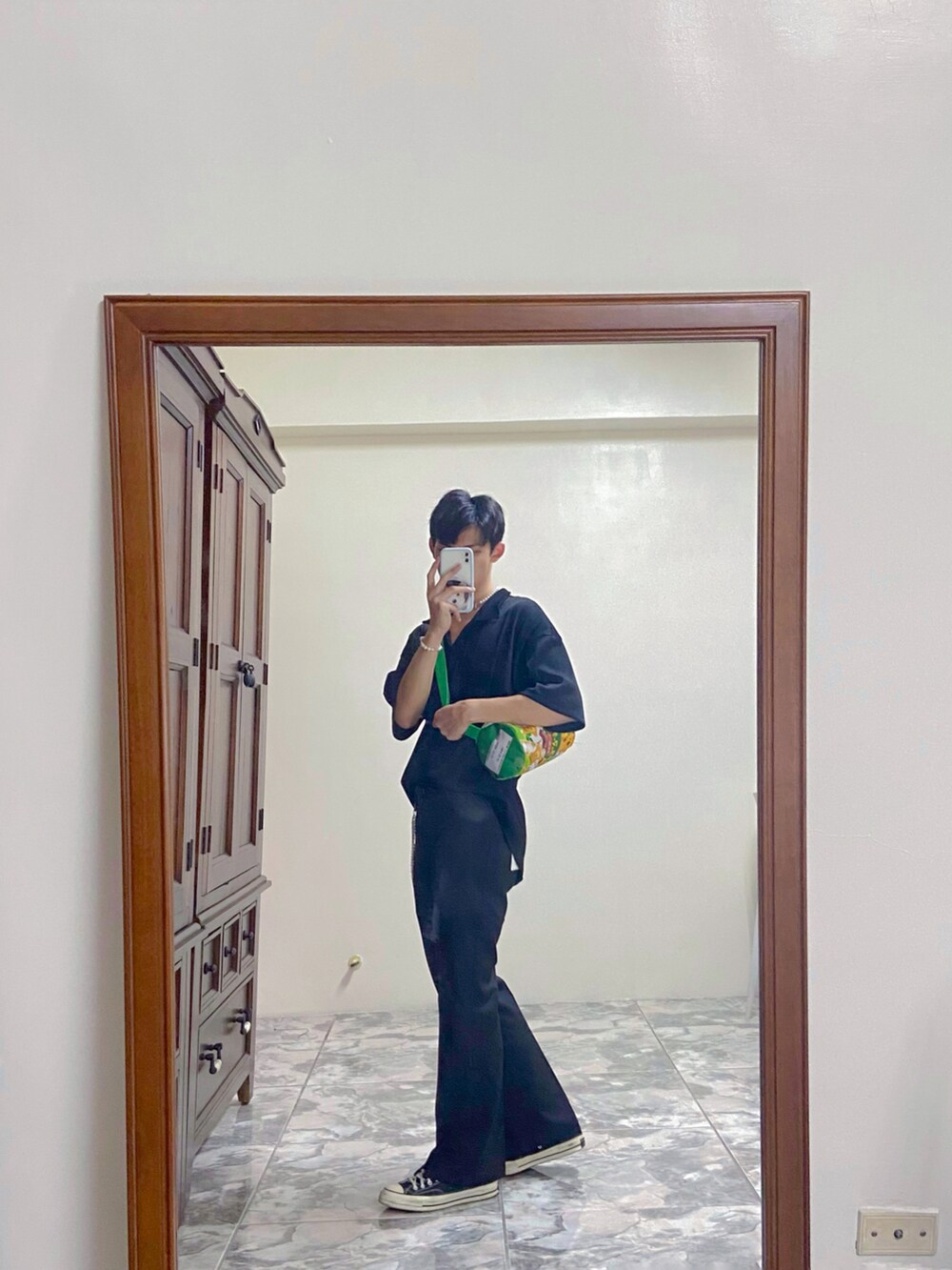 ブラック系のシューズを着用したメンズの秋コーディネートの2枚目の写真