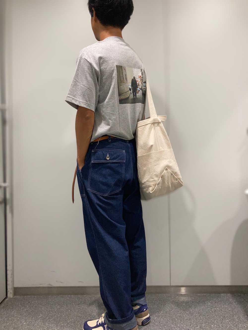 「最高気温35℃、最低気温25℃、灼熱やないか、脇に保冷剤、Steven Alan、JIMA、フォトプリントTシャツ、バックプリント、Tシャツイン、Tシャツインをいじって」｜「Steven Alanの＜JIMA＞ TEE Brutus/Tシャツ（Tシャツ/カットソー、グレー系）」を使った、じぇいのふくさん（メンズ・177cm）の夏コーディネートの2枚目の写真