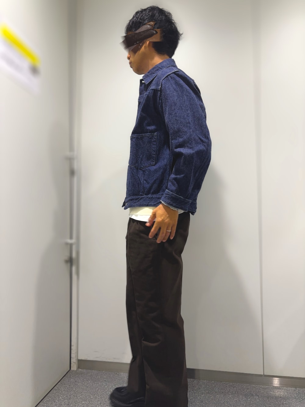 ブルー系のデニムジャケット、ホワイト系のニット/セーター、ホワイト系のTシャツ/カットソーを着用したメンズの秋コーディネートの2枚目の写真