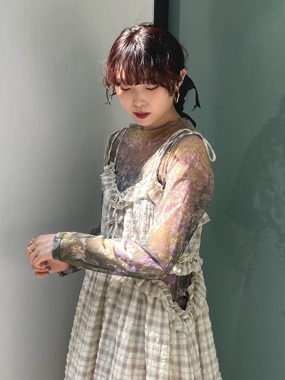 ホワイト系のTシャツ/カットソー、グリーン系のTシャツ/カットソー、ベージュ系のワンピースを着用したレディースの夏コーディネートの9枚目の写真