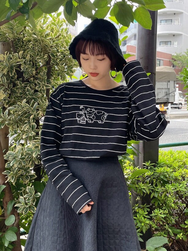 ブラック系のスカート、ブラック系のブーツ、ブラック系のTシャツ/カットソーを着用したレディースの夏コーディネートの3枚目の写真