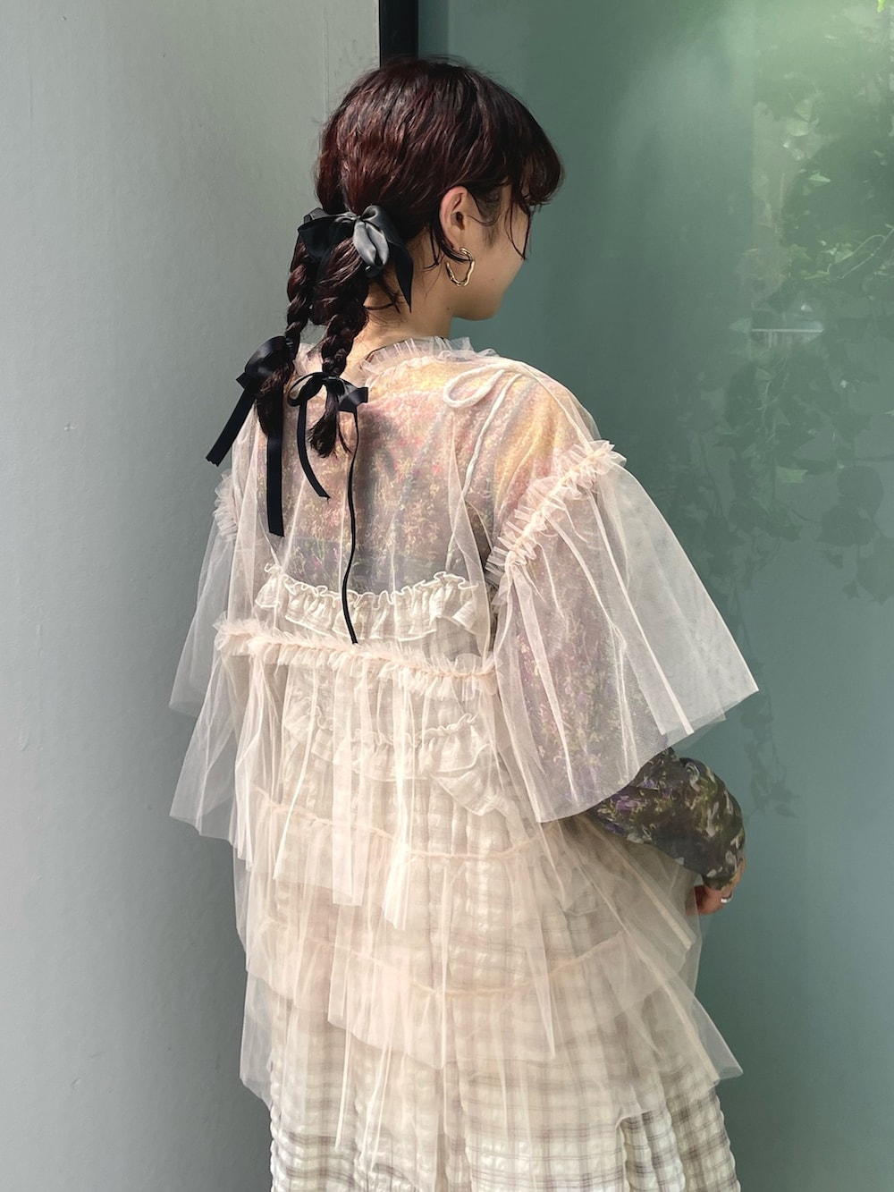 ホワイト系のTシャツ/カットソー、グリーン系のTシャツ/カットソー、ベージュ系のワンピースを着用したレディースの夏コーディネートの4枚目の写真