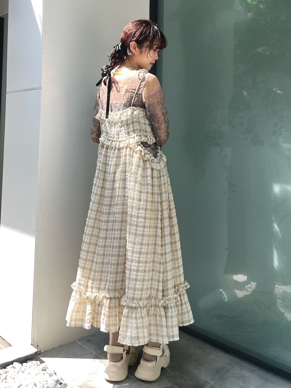 ホワイト系のTシャツ/カットソー、グリーン系のTシャツ/カットソー、ベージュ系のワンピースを着用したレディースの夏コーディネートの7枚目の写真