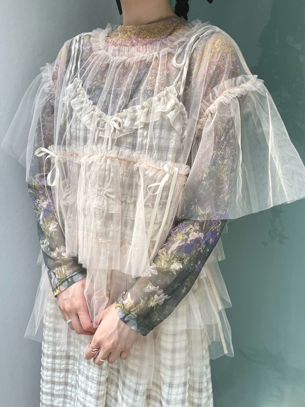 ホワイト系のTシャツ/カットソー、グリーン系のTシャツ/カットソー、ベージュ系のワンピースを着用したレディースの夏コーディネートの5枚目の写真