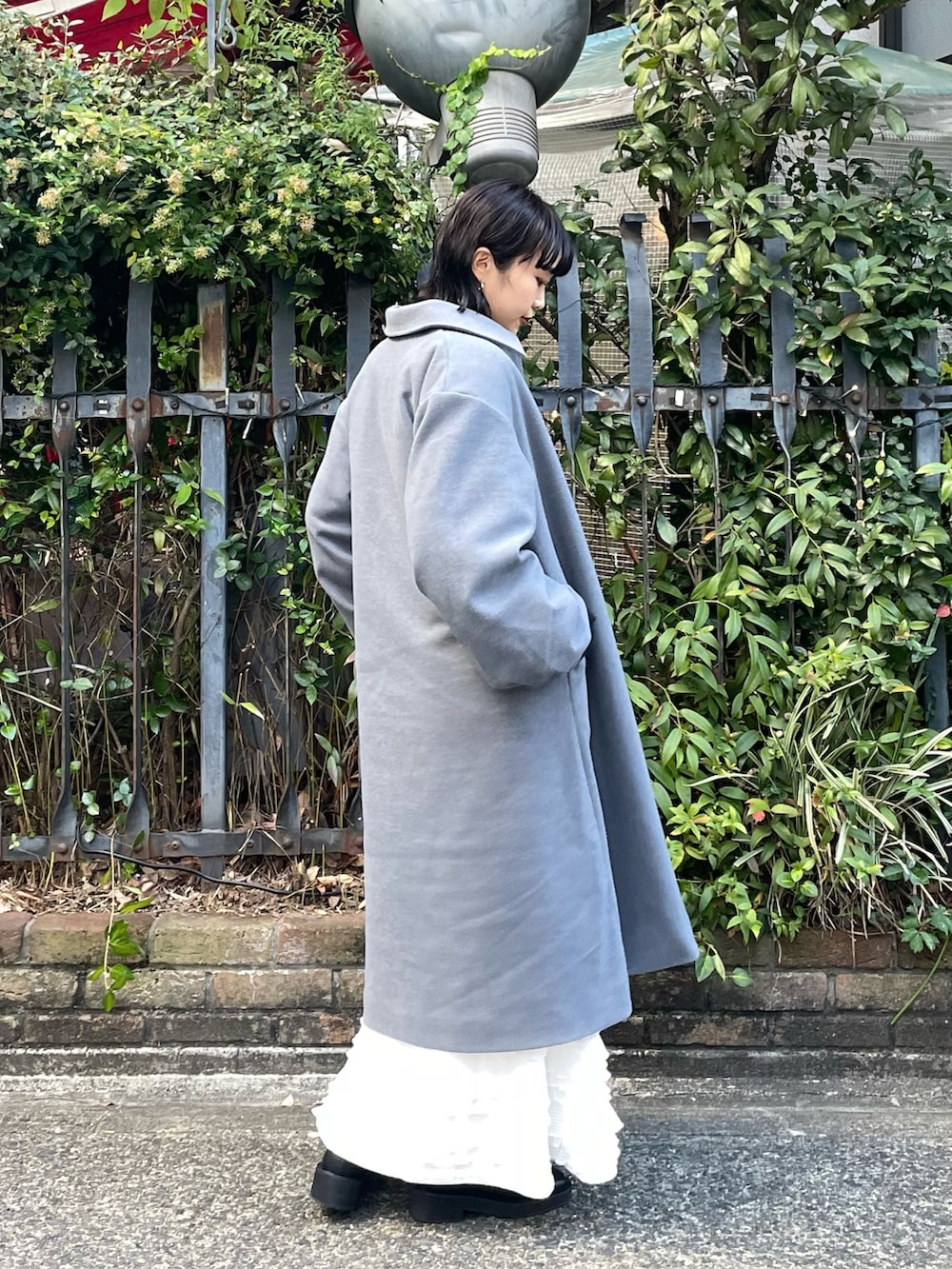 miokaさんの「ギャザースリーブAラインコート（merry jenny）」を使ったコーディネートの3枚目の写真