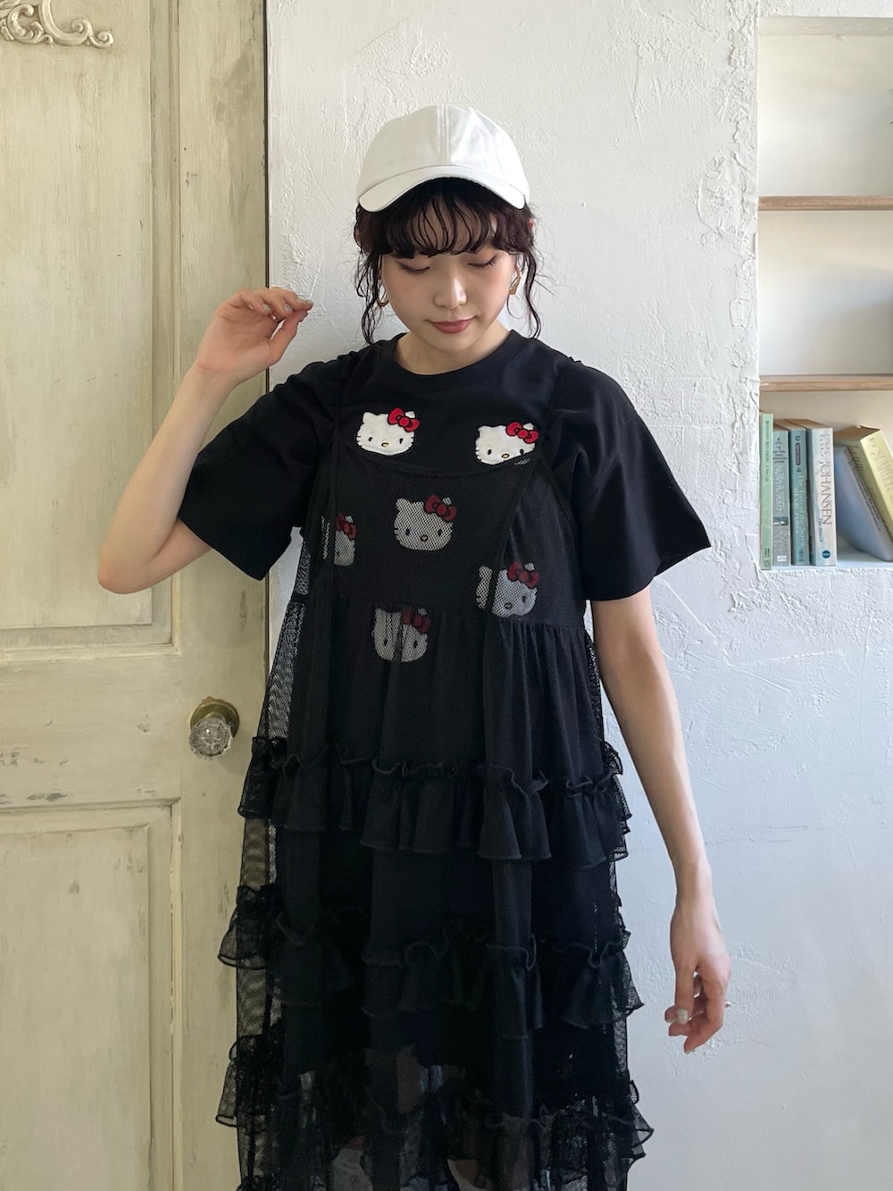 「merry jenny、merryjenny、メリージェニー、キャミワンピース、キャミワンピ、ショートパンツ、サンダル、夏コーデ」|「merry jennyのチュールリボンcap(キャップ、ホワイト系)」を使った、miokaさん(レディース・162cm)の春コーディネートの4枚目の写真