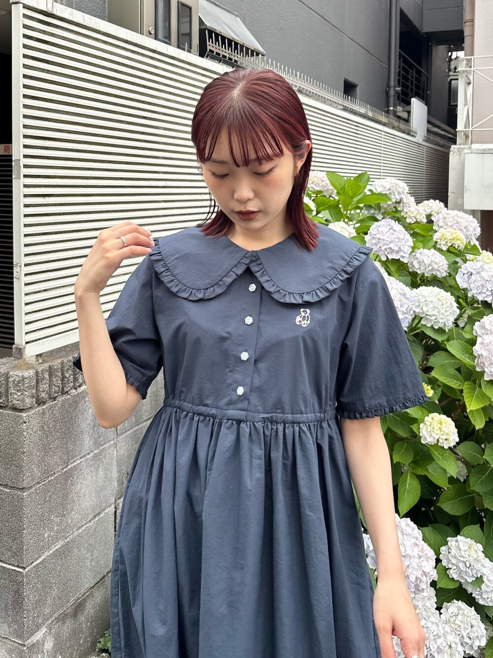 ブルー系のワンピース、ホワイト系のその他パンツ、ブラック系のバレエシューズを着用したレディースの夏コーディネートの4枚目の写真