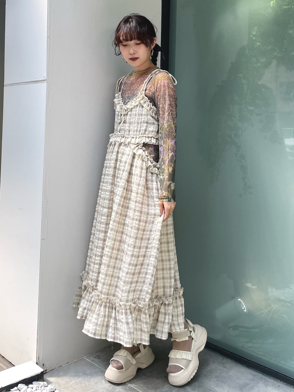 ホワイト系のTシャツ/カットソー、グリーン系のTシャツ/カットソー、ベージュ系のワンピースを着用したレディースの夏コーディネートの6枚目の写真