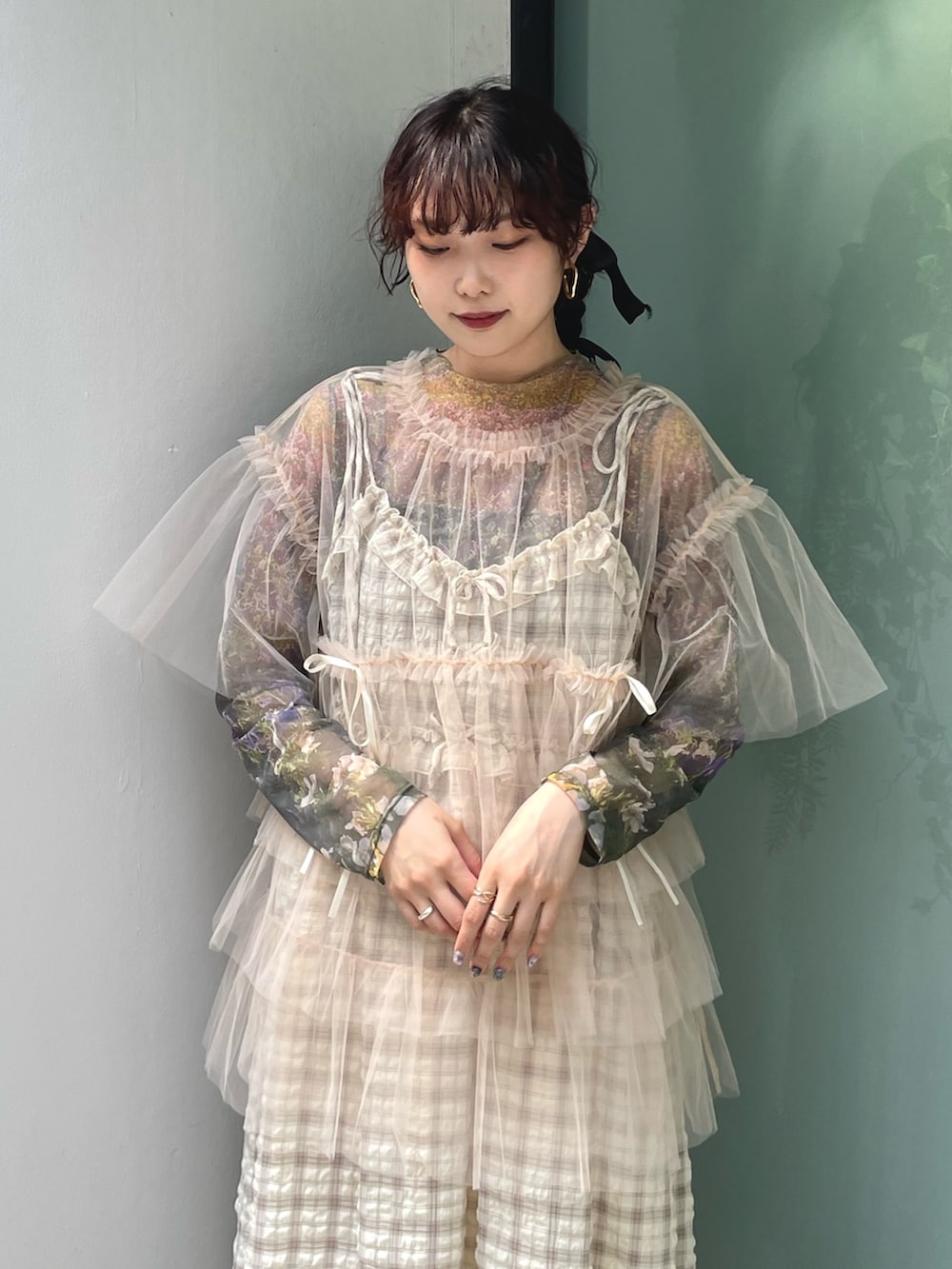 ホワイト系のTシャツ/カットソー、グリーン系のTシャツ/カットソー、ベージュ系のワンピースを着用したレディースの夏コーディネートの3枚目の写真