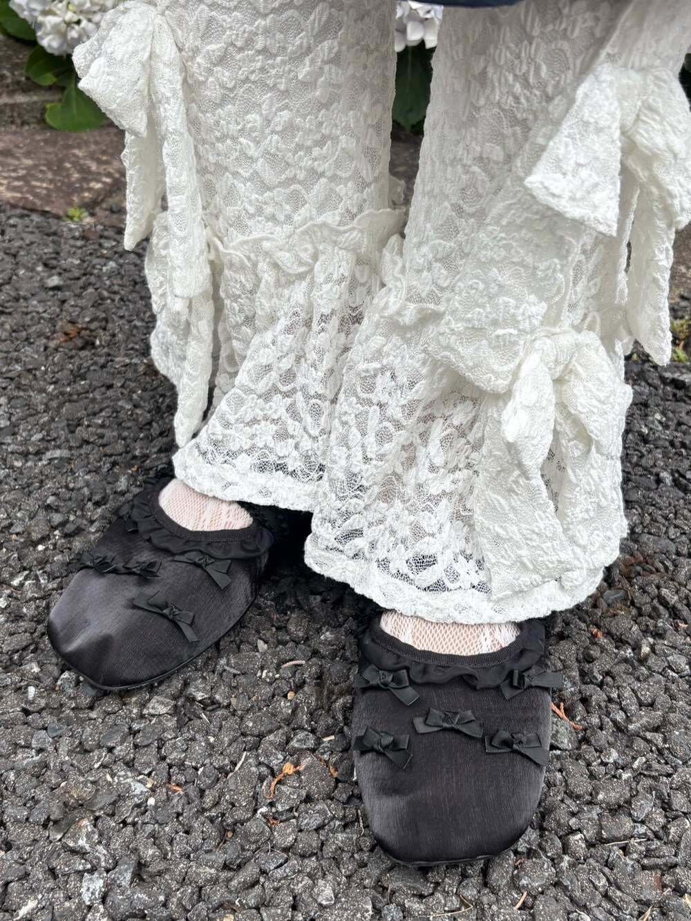 ブルー系のワンピース、ホワイト系のその他パンツ、ブラック系のバレエシューズを着用したレディースの夏コーディネートの6枚目の写真