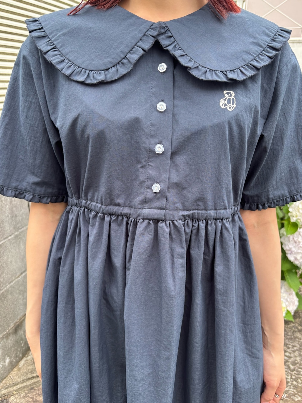 ブルー系のワンピース、ホワイト系のその他パンツ、ブラック系のバレエシューズを着用したレディースの夏コーディネートの5枚目の写真