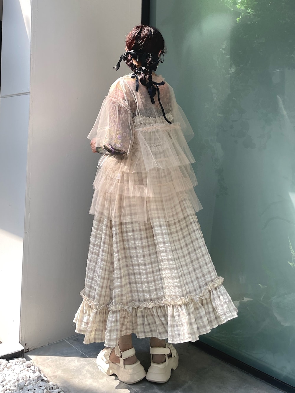 ホワイト系のTシャツ/カットソー、グリーン系のTシャツ/カットソー、ベージュ系のワンピースを着用したレディースの夏コーディネートの2枚目の写真