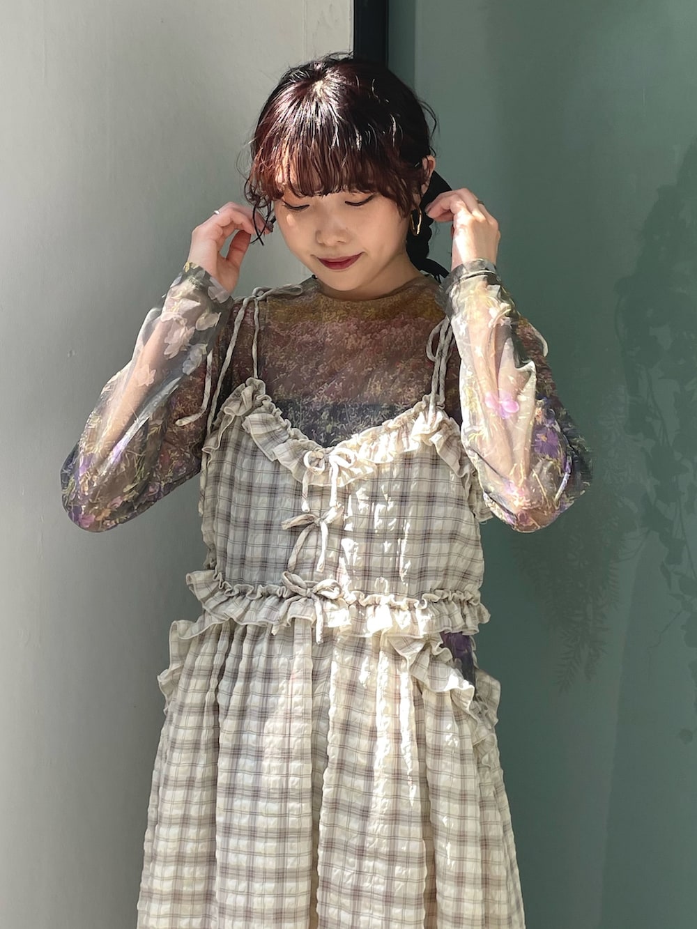 ホワイト系のTシャツ/カットソー、グリーン系のTシャツ/カットソー、ベージュ系のワンピースを着用したレディースの夏コーディネートの8枚目の写真