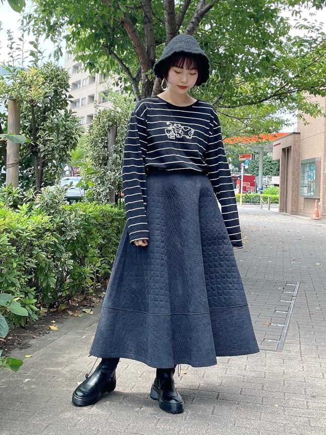 ブラック系のスカート、ブラック系のブーツ、ブラック系のTシャツ/カットソーを着用したレディースの夏コーディネートの2枚目の写真