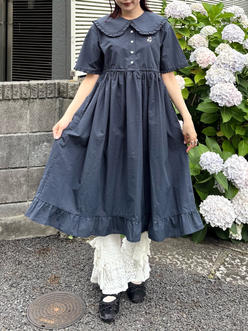 ブルー系のワンピース、ホワイト系のその他パンツ、ブラック系のバレエシューズを着用したレディースの夏コーディネートの3枚目の写真