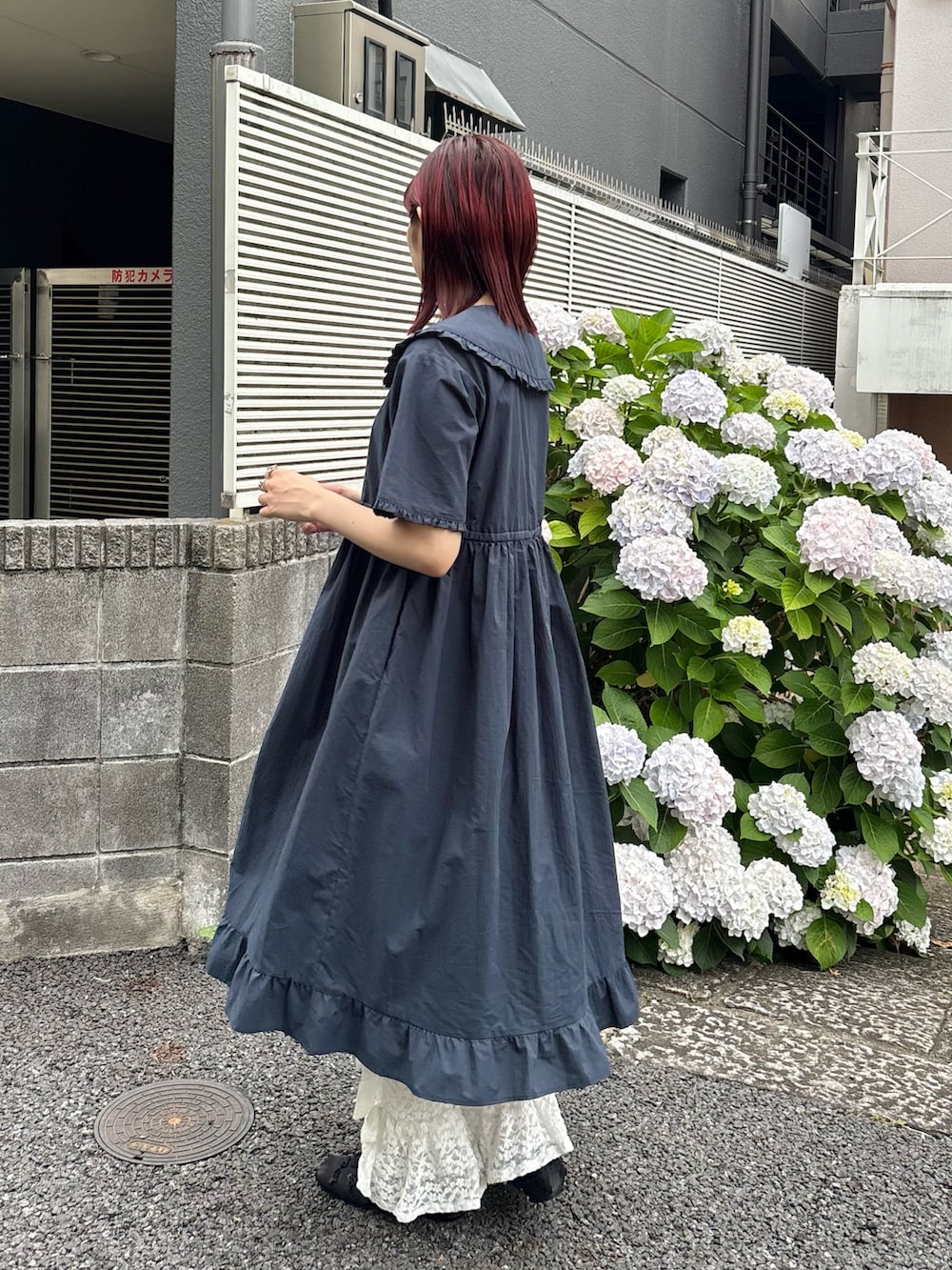 ブルー系のワンピース、ホワイト系のその他パンツ、ブラック系のバレエシューズを着用したレディースの夏コーディネートの2枚目の写真