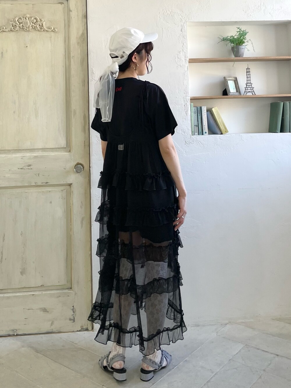 「merry jenny、merryjenny、メリージェニー、キャミワンピース、キャミワンピ、ショートパンツ、サンダル、夏コーデ」|「merry jennyのチュールリボンcap(キャップ、ホワイト系)」を使った、miokaさん(レディース・162cm)の春コーディネートの2枚目の写真