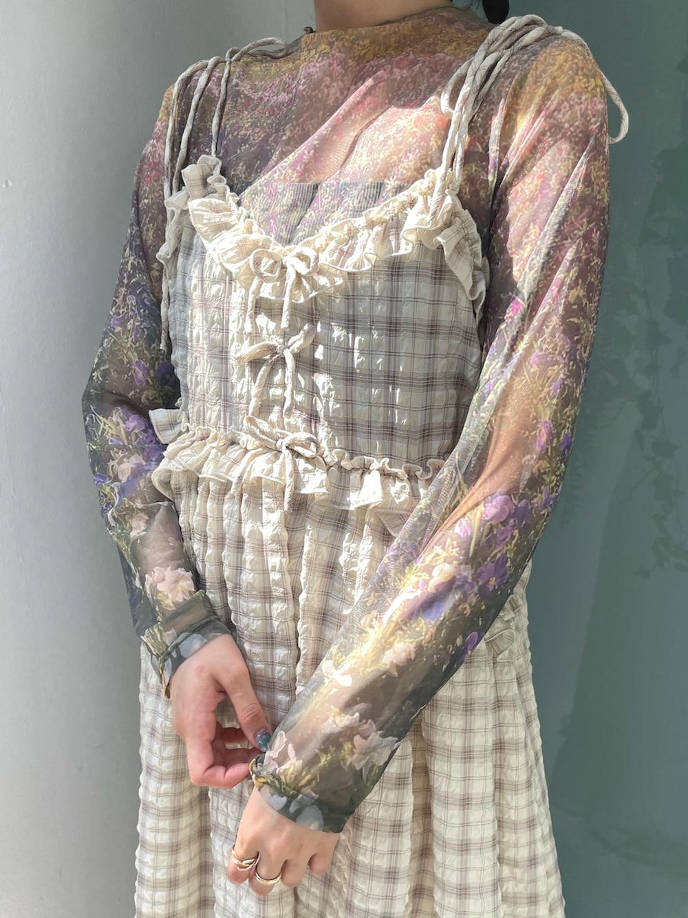 ホワイト系のTシャツ/カットソー、グリーン系のTシャツ/カットソー、ベージュ系のワンピースを着用したレディースの夏コーディネートの10枚目の写真