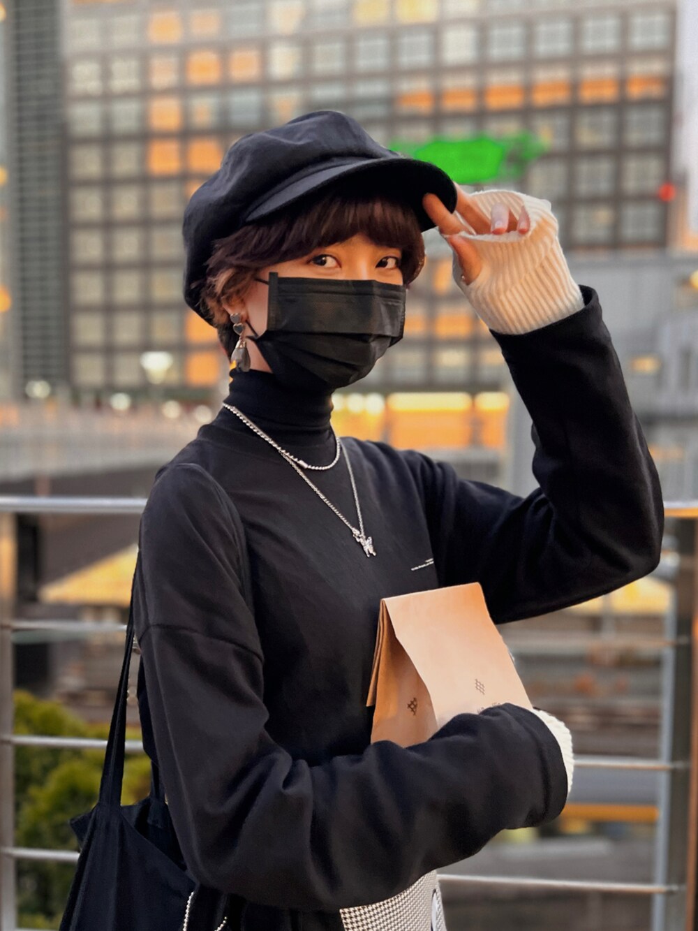 ブラック系のTシャツ/カットソー、ブラック系のエコバッグ/サブバッグ、ブラック系のスカートを着用したレディースの秋コーディネートの2枚目の写真