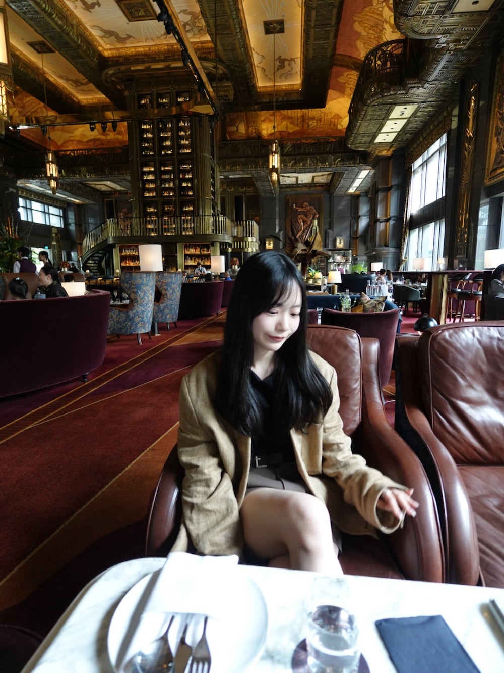 ブラック系のTシャツ/カットソー、ブラック系のパンプス、ブラウン系のその他パンツを着用したレディースの春コーディネートの3枚目の写真