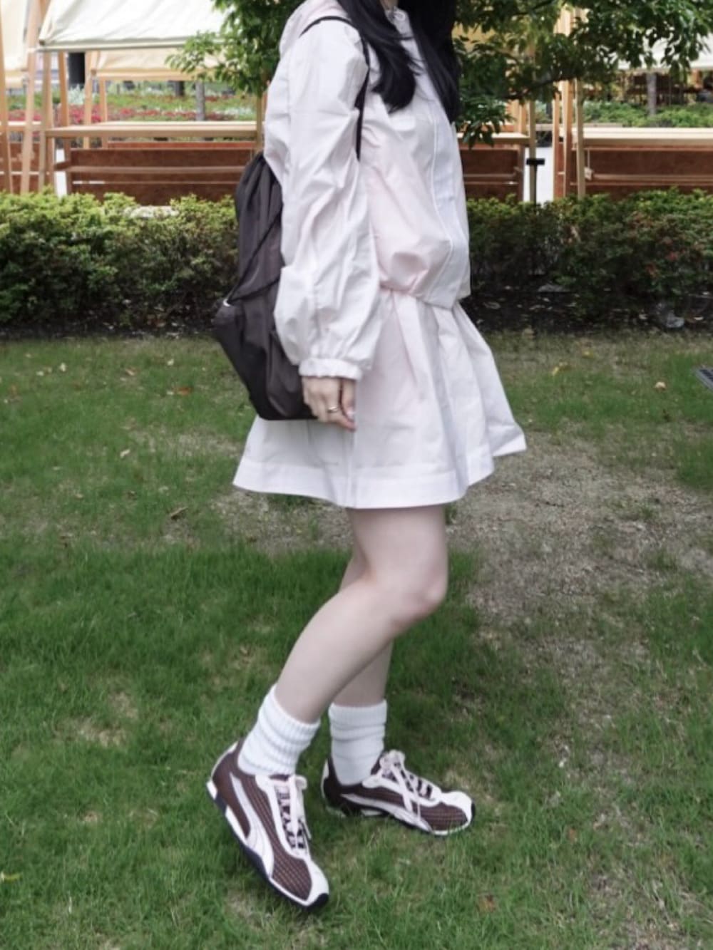 ブラウン系のバッグ、ピンク系のブルゾン、ピンク系のその他パンツを着用したレディースの春コーディネートの3枚目の写真