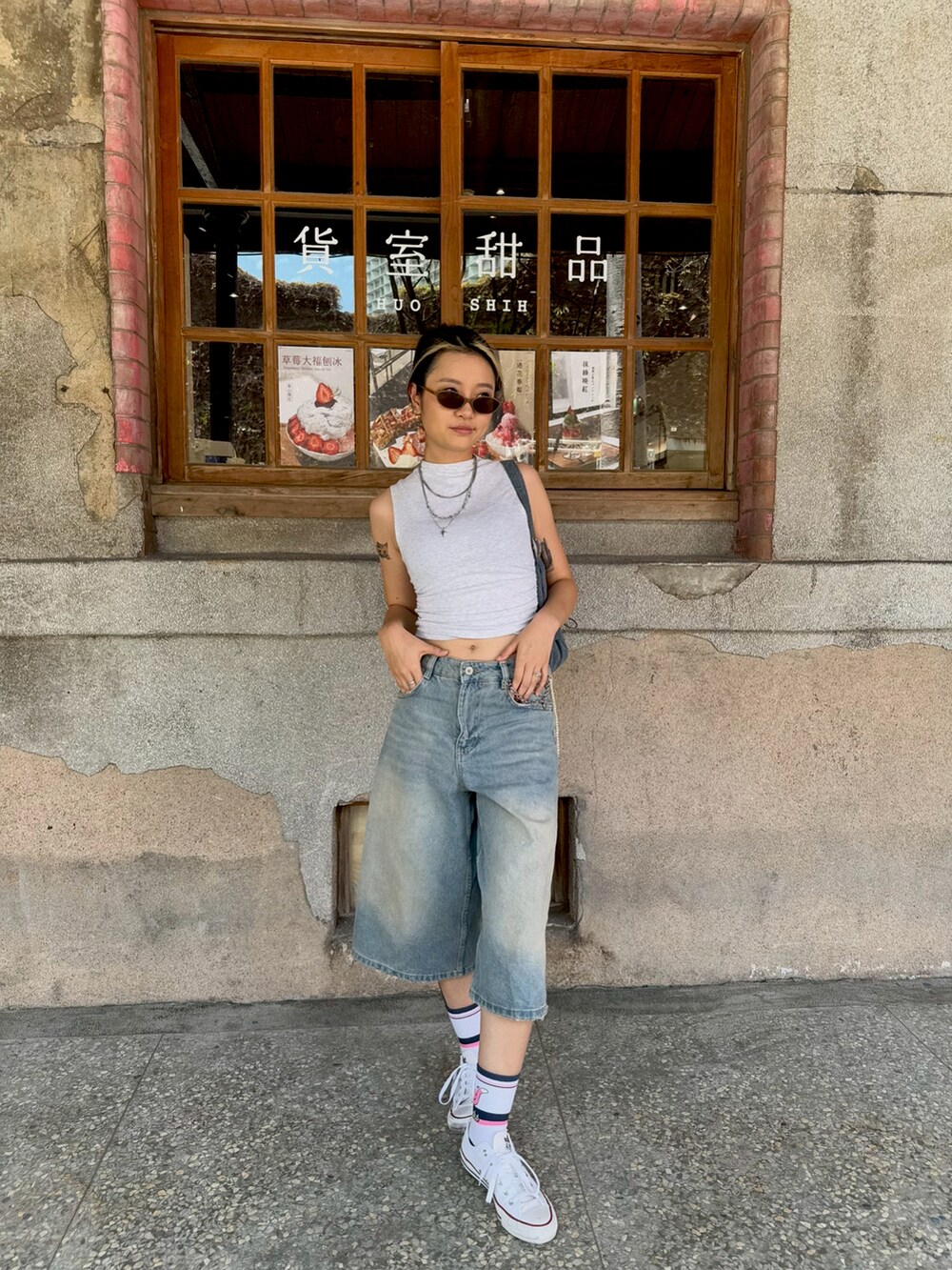 「Bershkaのアイテム（デニムパンツ、ブルー系）」を使った、台北小葉さん（レディース・163cm）の春コーディネートの2枚目の写真