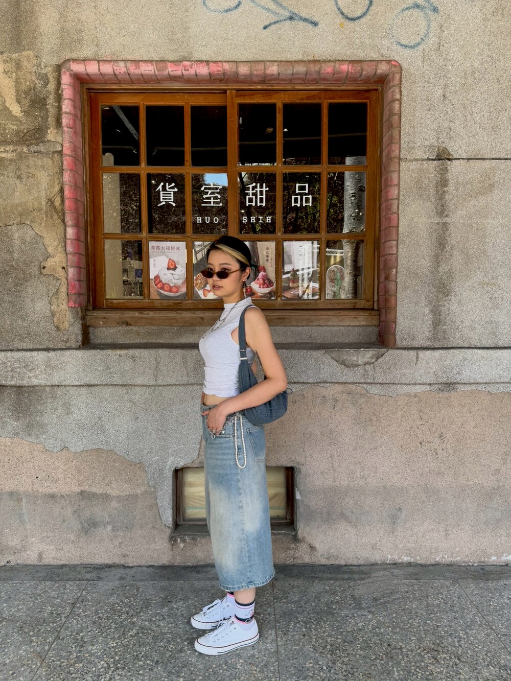 「Bershkaのアイテム（デニムパンツ、ブルー系）」を使った、台北小葉さん（レディース・163cm）の春コーディネートの3枚目の写真