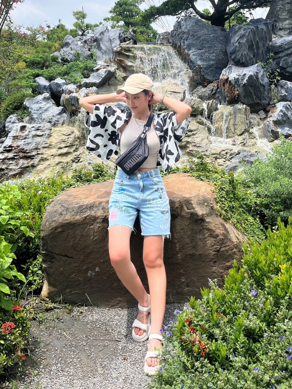 「Bershkaのアイテム（シャツ/ブラウス、ホワイト系）」を使った、台北小葉さん（レディース・163cm）の春コーディネートの2枚目の写真
