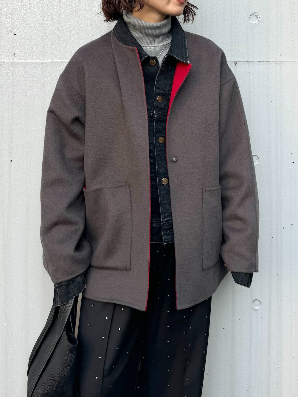 グレー系のノーカラーコート、ブラック系のその他パンツ、グレー系のニット/セーターを着用したレディースの秋コーディネートの5枚目の写真