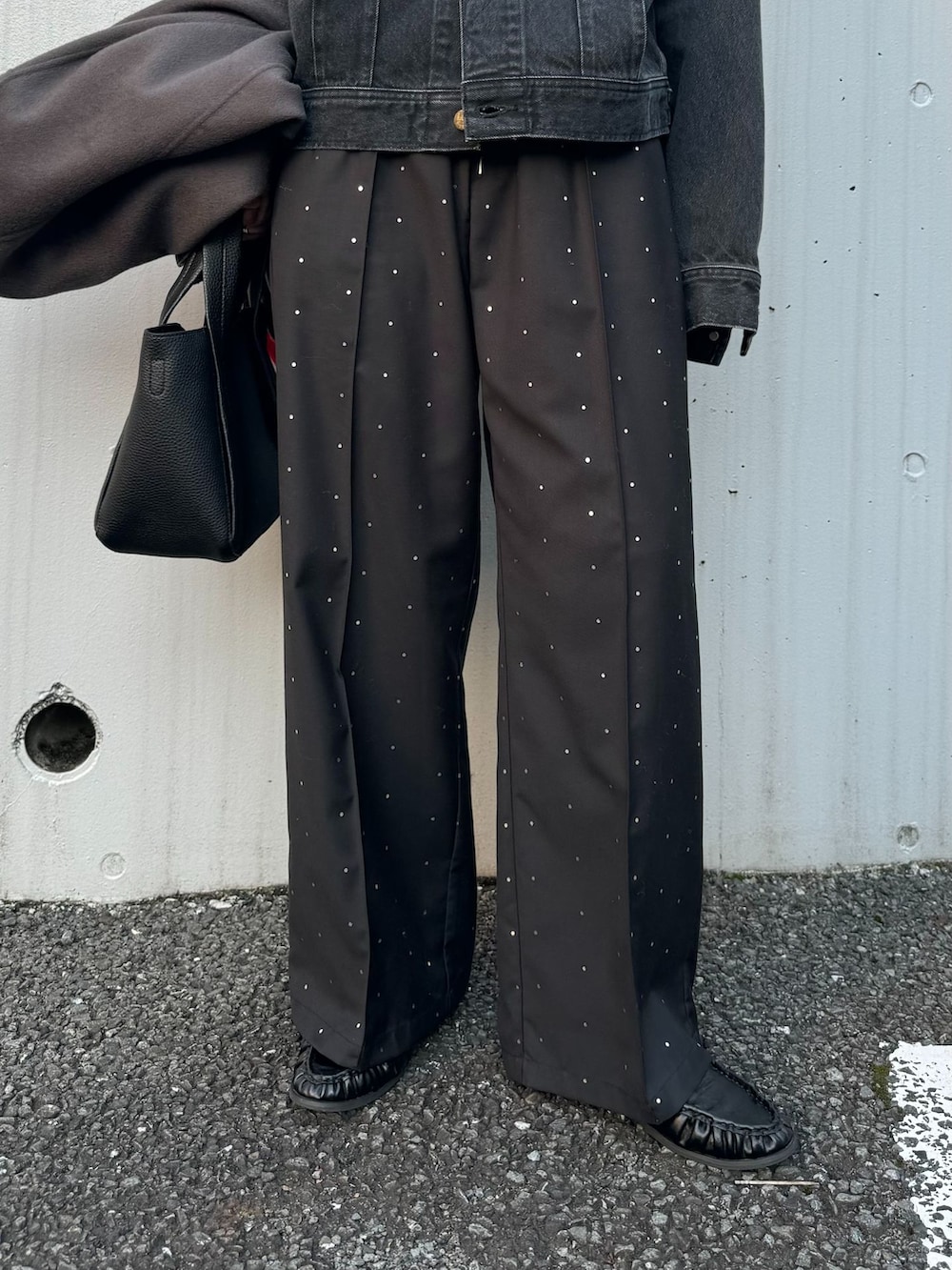 グレー系のノーカラーコート、ブラック系のその他パンツ、グレー系のニット/セーターを着用したレディースの秋コーディネートの10枚目の写真