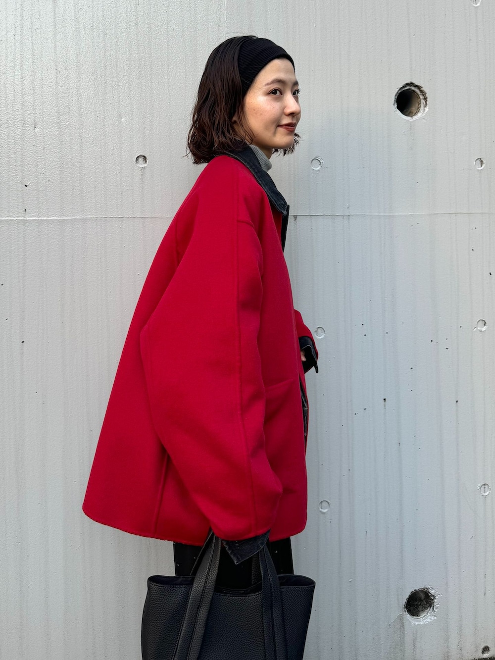 グレー系のノーカラーコート、ブラック系のその他パンツ、グレー系のニット/セーターを着用したレディースの秋コーディネートの9枚目の写真