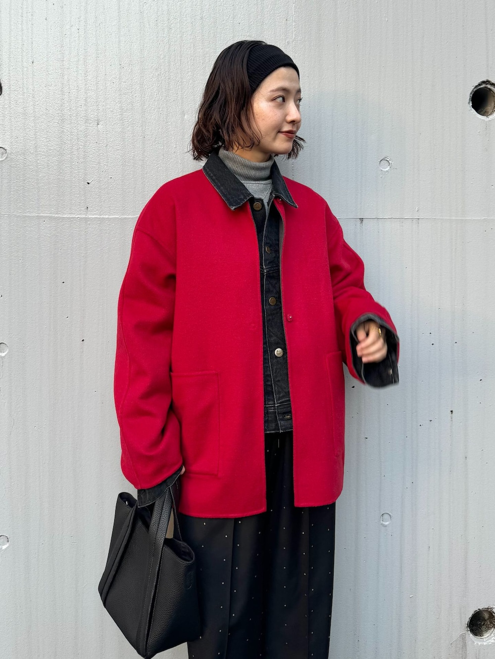 グレー系のノーカラーコート、ブラック系のその他パンツ、グレー系のニット/セーターを着用したレディースの秋コーディネートの8枚目の写真