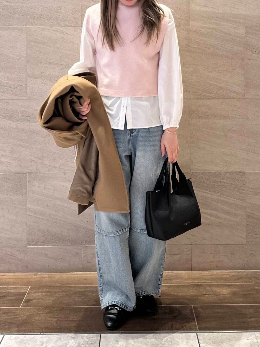 ブルー系のデニムパンツ、ホワイト系のシャツ/ブラウス、ベージュ系のその他アウターを着用したレディースの冬コーディネートの6枚目の写真