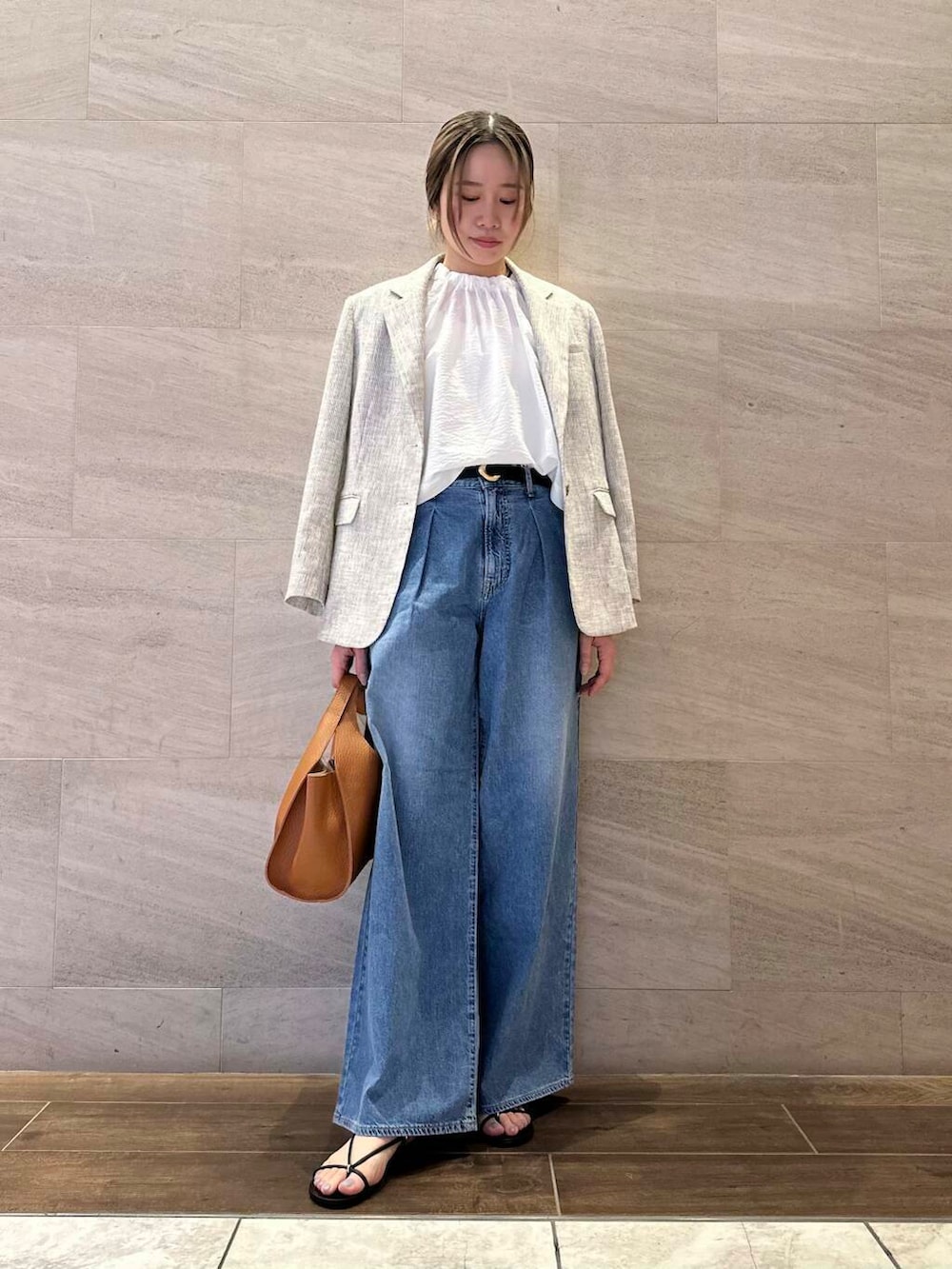 ブルー系のデニムパンツ、ホワイト系のシャツ/ブラウス、ホワイト系のその他アウターを着用したレディースの春コーディネートの5枚目の写真