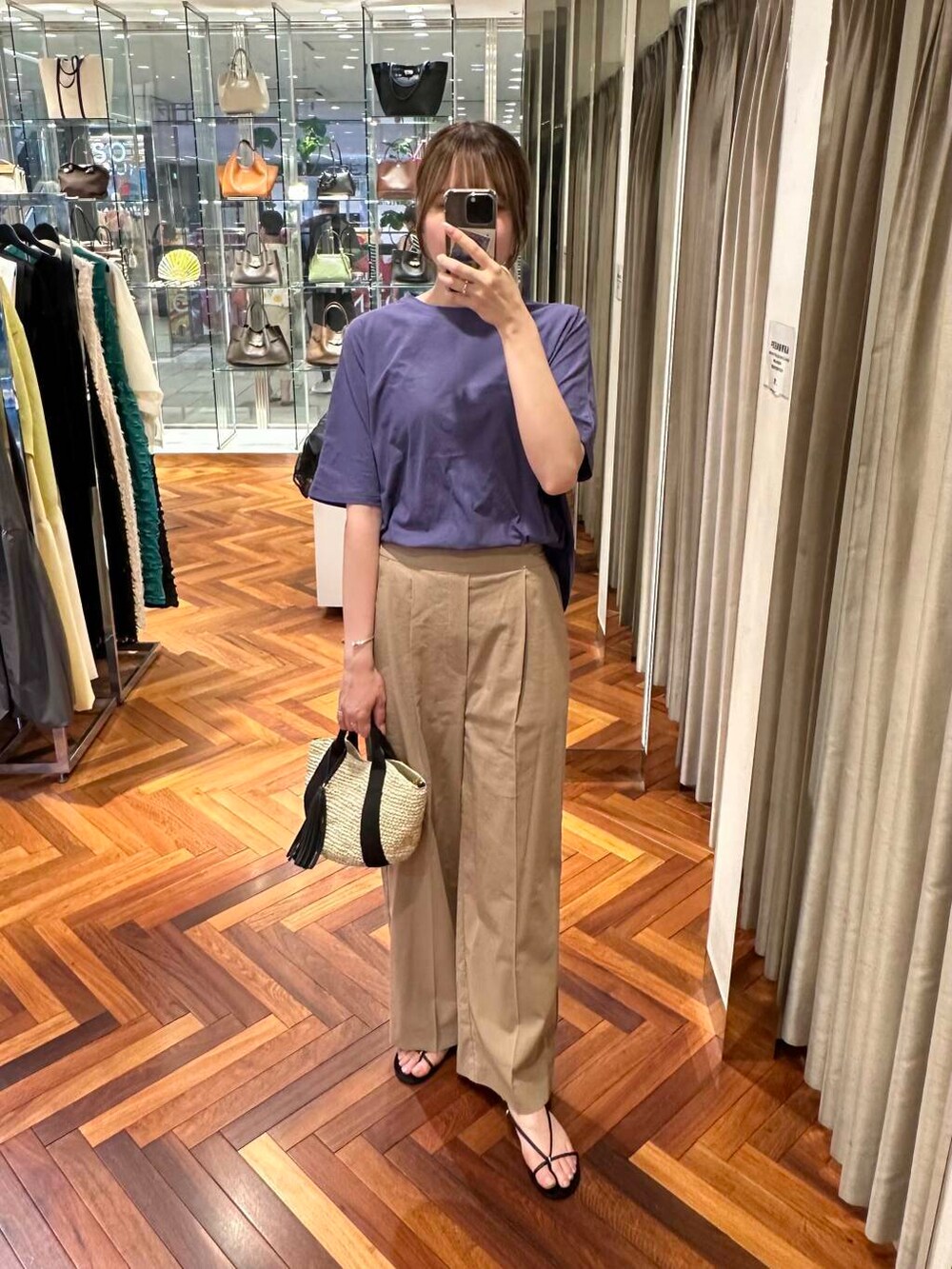 ベージュ系のかごバッグ、パープル系のTシャツ/カットソーを着用したレディースの夏コーディネートの5枚目の写真